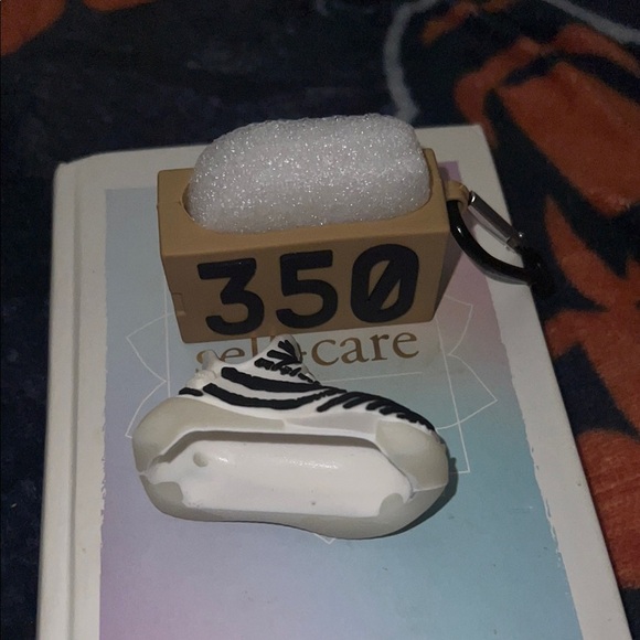 White and Black Sneakers AirPods holder 2 generations - Picture 5 of 7